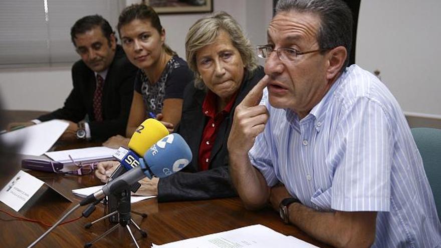 Elvira Fernández (centro), concejala de Deportes del Ayuntamiento, presentó ayer la Copa Federación de baloncesto