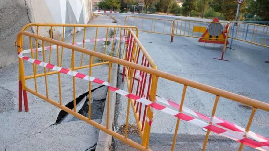 La Policía Local procedió a cortar la calle y los bomberos llenaron las balizas de agua.