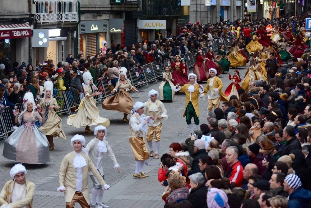 El desfile de comparsas llena las calles de la ciudad de disfraces, colores y buen humor.