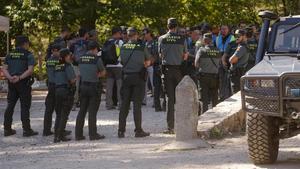 Reunión de un grupo de agentes de la Guardia Civil antes de iniciar la tarea de rastreo.