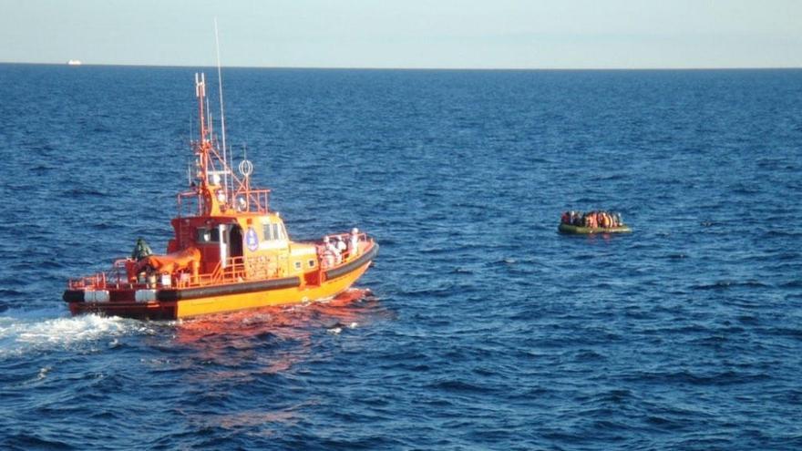 Imagen del rescate de Salvamento Marítimo de la embarcación que fue trasladada a Málaga.