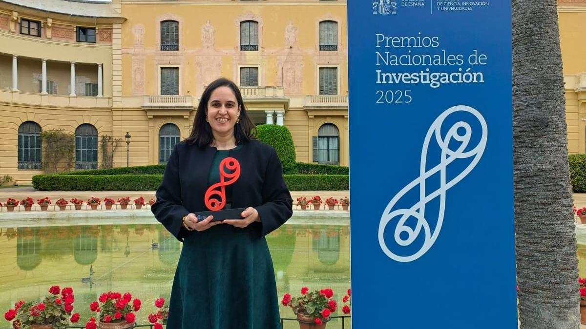 Jezabel Curbelo recibe su Premio Nacional de Investigación en Madrid.