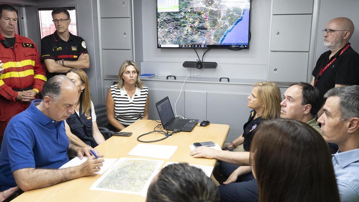 La presidenta de la Diputación, Marta Barrachina, sentada en el pico izquierdo de la mesa durante una reunión del Cecopi en el incendio de la Vall.