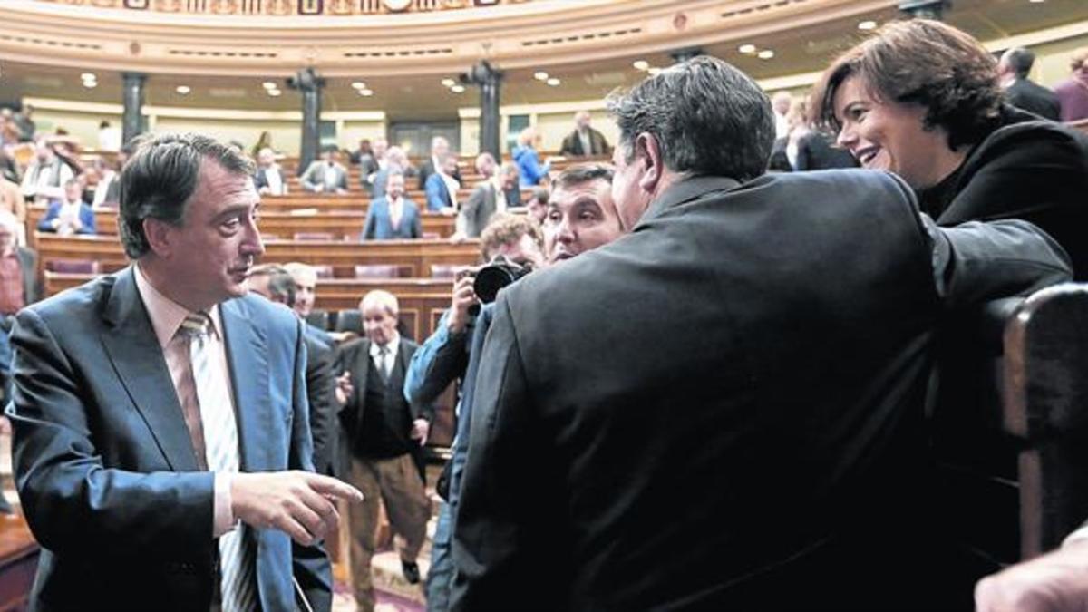 El diputado del PNV Aitor Esteban (izquierda) saluda a Sáenz de Santamaría, en el pleno del Congreso del pasado jueves.