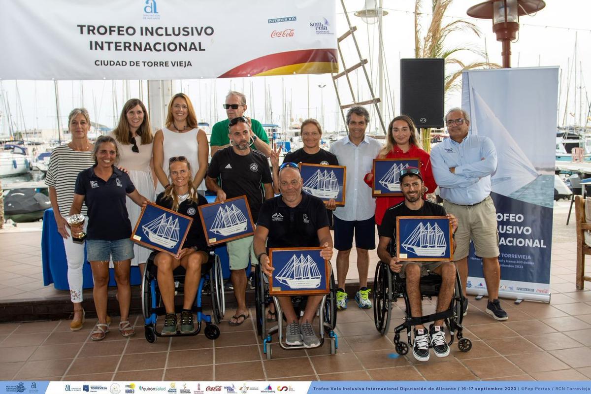 Autoridades y ganadores del I Trofeo Vela Inclusiva Internacional Diputación de Alicante.