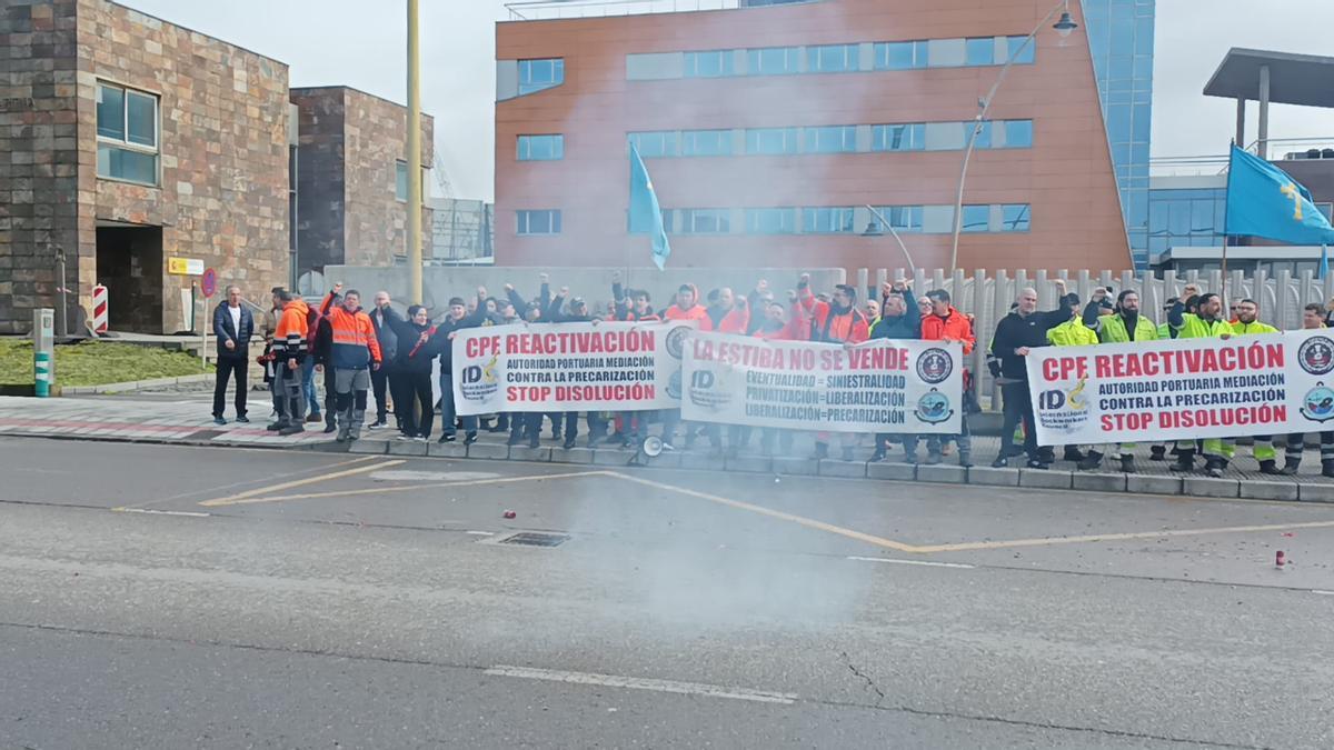 Aspecto de la concentración de los estibadores avilesinos, este miércoles, ante la Autoridad Portuaria.