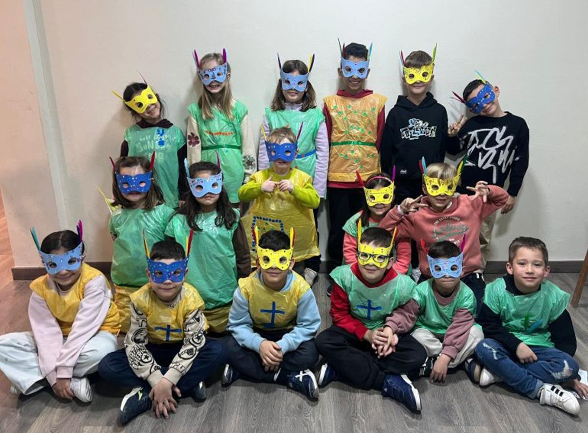 Los niños y niñas realizaron sus propios disfraces