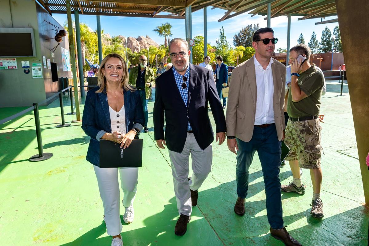 Nuria Montes, este jueves, con el presidente de Ineca, Nacho Amirola, y el director de Terra Natura, Luis Perea.