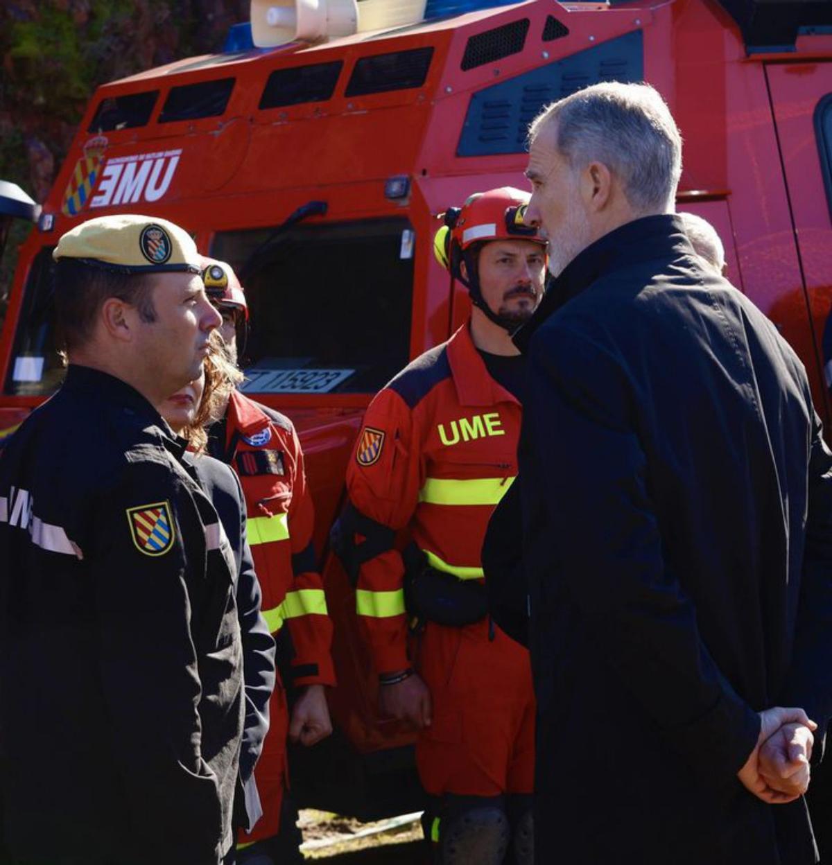 El Rei parla amb membres de l’UME. A la dreta, a les portes de l’hospital Reina Sofía de Còrdova.