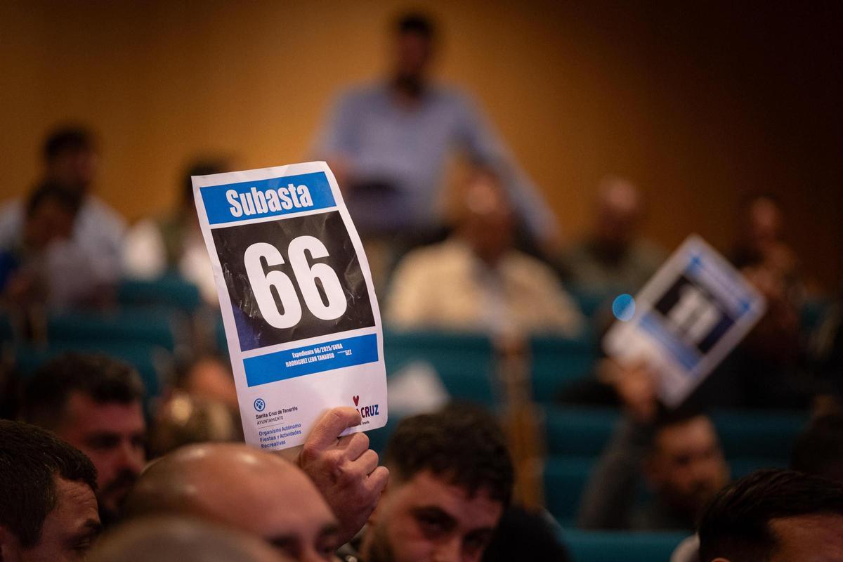 Detalle de la subasta celebrada el pasado año en el salón de actos de Cajasiete para el Carnaval 2025.