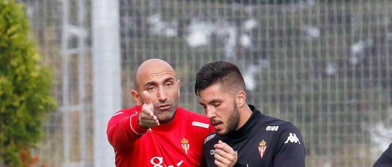 Abelardo conversa con Guerrero durante un entrenamiento.