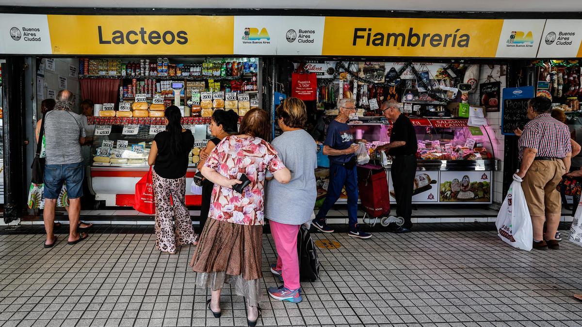 Clientes realizan sus compras el 5 de enero de 2024 en Buenos Aires (Argentina).