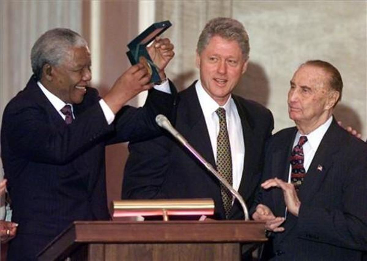 Nelson Mandela aixeca la medalla d’honor del Congrés entregada per l’expresident dels Estats Units Bill Clinton el 23 de setembre de 1998.