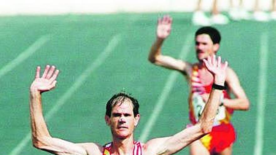 Abel Antón entra vencedor en el Mundial de maratón de Atenas 2007.