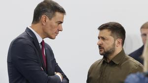 El presidente español, Pedro Sánchez, conversa con su homólogo ucraniano, Volodímir Zelenski, en la cumbre de Granada.