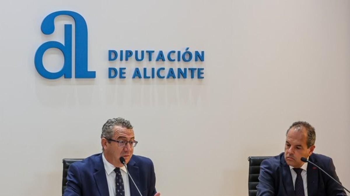 Toni Pérez y Carlos Baño en la presentación de una campaña de bono comercio en la Diputación de Alicante