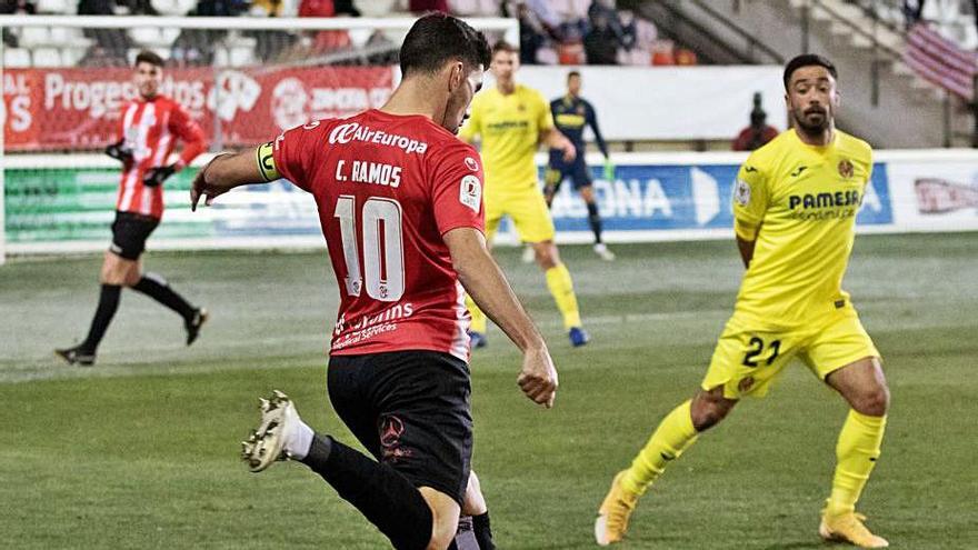 Carlos Ramos se dispone a golpear el balón ante el Villarreal CF. | J. L. F.