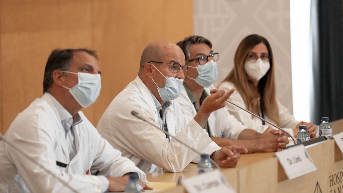 El equipo médico del Hospital de la Santa Creu i Sant Pau (Barcelona) que ha atendido al expresidente Jordi Pujol.