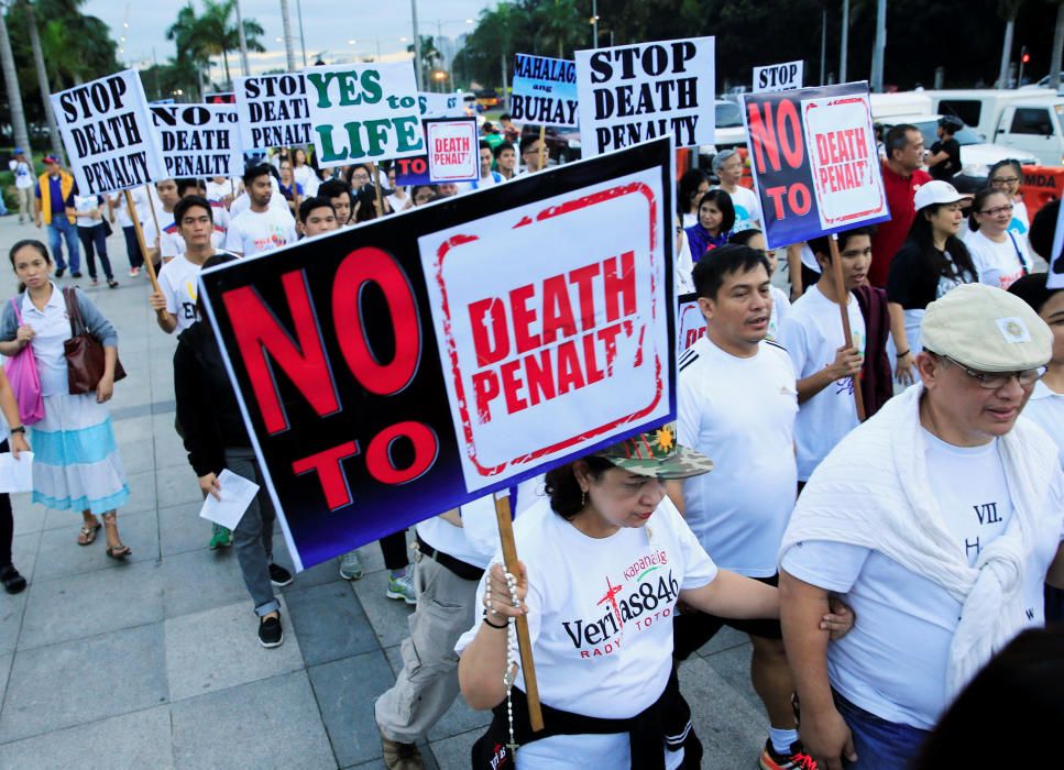 Manifestantes filipinos protestan contra los planes de reimposición de la pena de muerte y la guerra contra las drogas en el parque Luneta, en Manila.