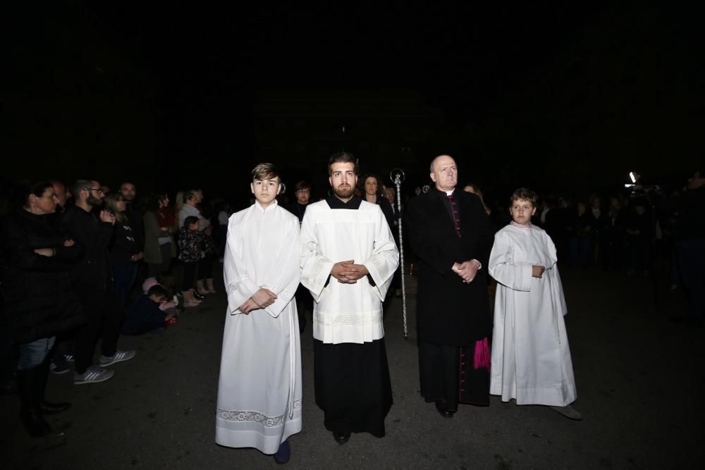 El protocolo para evitar la lluvia funcionó. El adelanto de la hora de salida de las procesiones del Silencio y Descendimiento de Cristo permitió que discurrieran por las calles de Torrevieja. Poco de