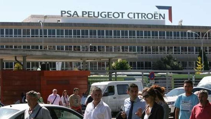 Grupo PSA Peugeot Citroën, El grupo francés posee una docena de plantas europeas, que emplean a más de 100.000 personas (205.000 en todo el mundo). Francia concentra el mayor número de instalaciones, de las cuales las mayores son Sochaux, Mulhouse, Poissy y Rennes. Fuera de Francia, la mayor importancia es la de Vigo, con 7.200 trabajadores. En España, además de Balaídos, tiene una planta en Villaverde. En Portugal cuenta con una factoría: Mangualde., Opel (filial europea de GM), Opel es la filial europea del gigante norteamericano General Motors, que posee el 90% de las acciones. Opera bajo dos marcas: Opel y Vauxhall (en Reino Unido). Tiene once factorías de producción, las más importantes en Alemania, aunque también tiene una fábrica en Inglaterra. Emplea a unos 40.000 trabajadores. En España está uno de sus centros productivos más destacados: la planta de Figueruelas, en Zaragoza, que produce el Corsa., Portería principal del centro de Vigo del grupo PSA.  // Jesús de Arcos