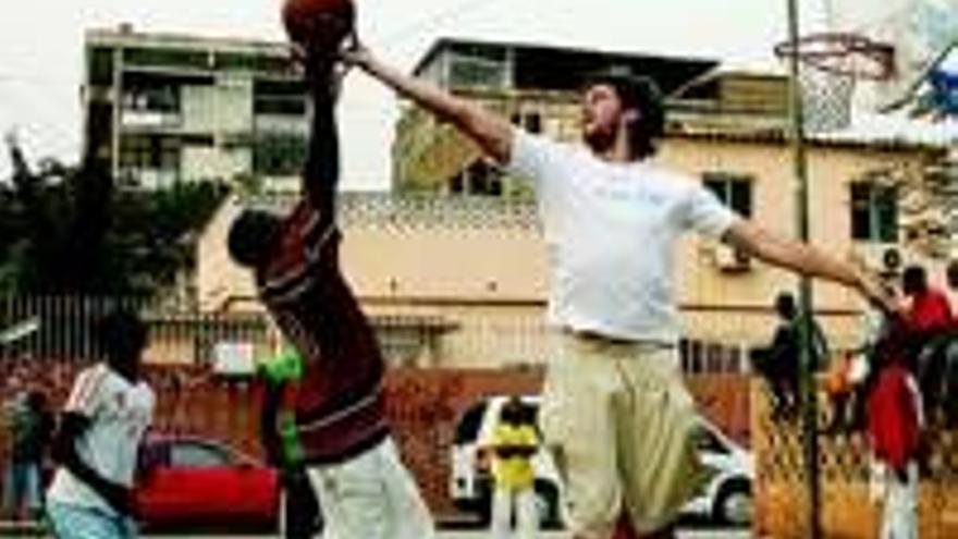 Pau Gasol. El deportista juega a basquet con los niños de Angola