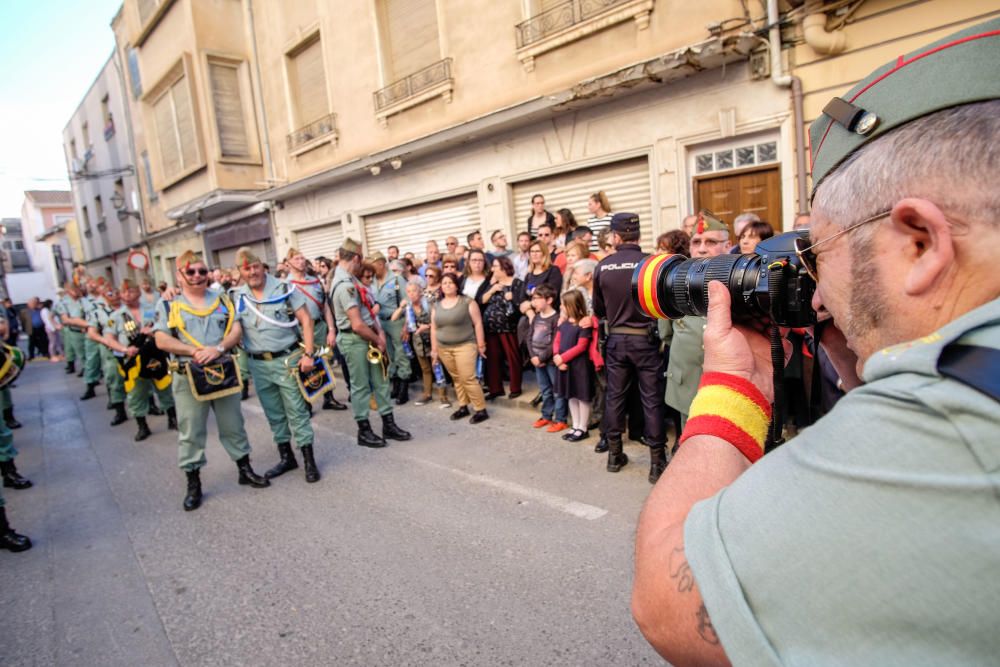 Multitud de público arropó la procesión organizada por la Hermandad del Calvario de Elda, en la que sesenta exlegionarios portaron a hombros el trono.