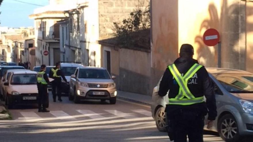 Imagen de varios agentes durante de la campaña de retención infantil .