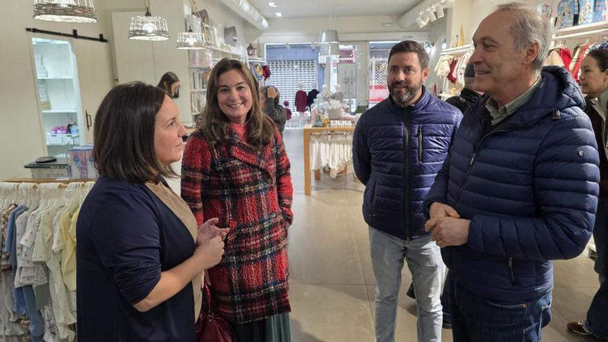 El delegado con el alcalde, otras autoridades y la propietaria