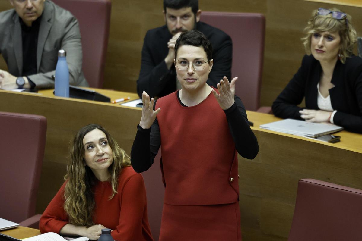 Aitana Mas interviene en el pleno de las Corts, este jueves.