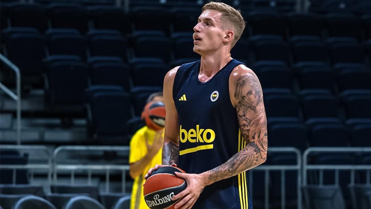 Luka Samanic, en un entrenamiento con Fenerbahçe