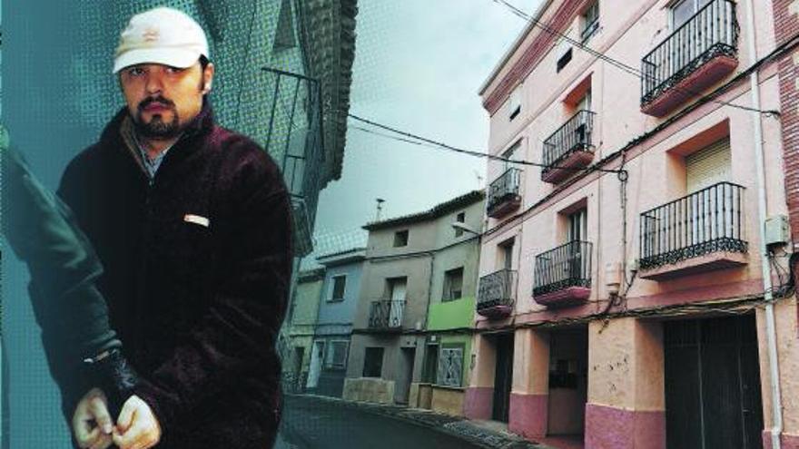 Rafael Márquez, durante su segundo juicio. Al fondo, la vivienda del crimen de Pina de Ebro. | ALLEPUZ / LOSADA