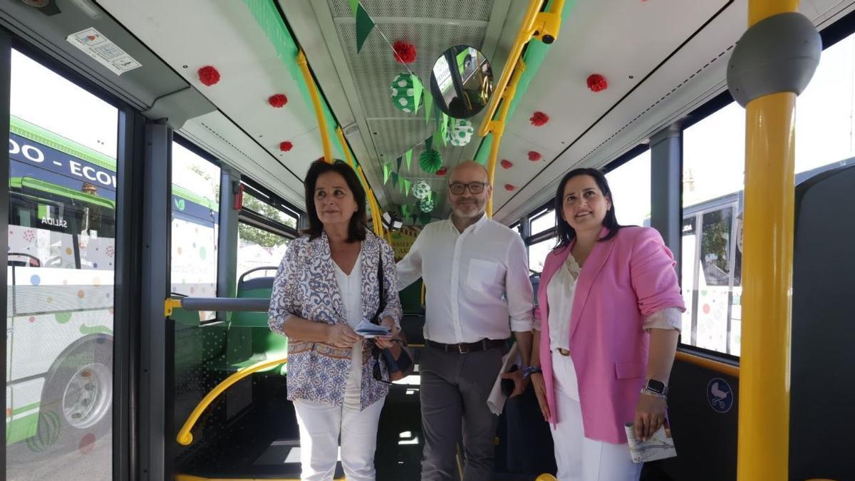 La gerente de Aucorsa y el presidente, Ana Tamayo y Bernardo Jordano, y la delegada de Transporte de la Junta, Carmen Granados, en un bus tuneado para la Feria.