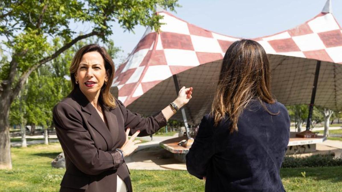 Natalia Chueca, alcaldesa de Zaragoza, en una visita al parque de la Paz.