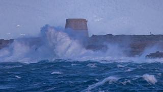 El temporal obliga a cerrar el puerto de Ibiza