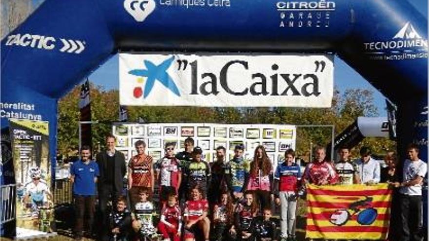 Foto de família dels guanyadors ahir a Banyoles en la darrera i última prova de l&#039;Open Tàctic de BTT.