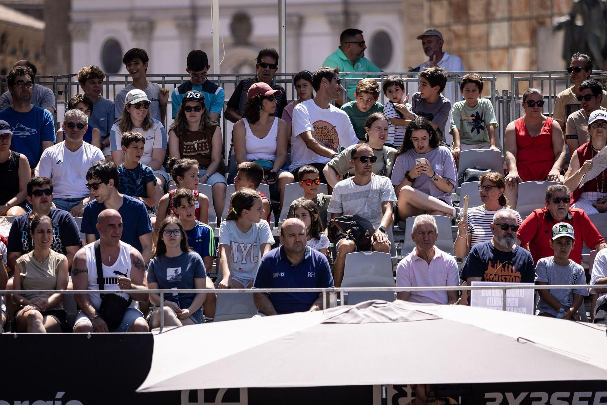 En imágenes | La Plaza del Pilar respira baloncesto con el 3x3