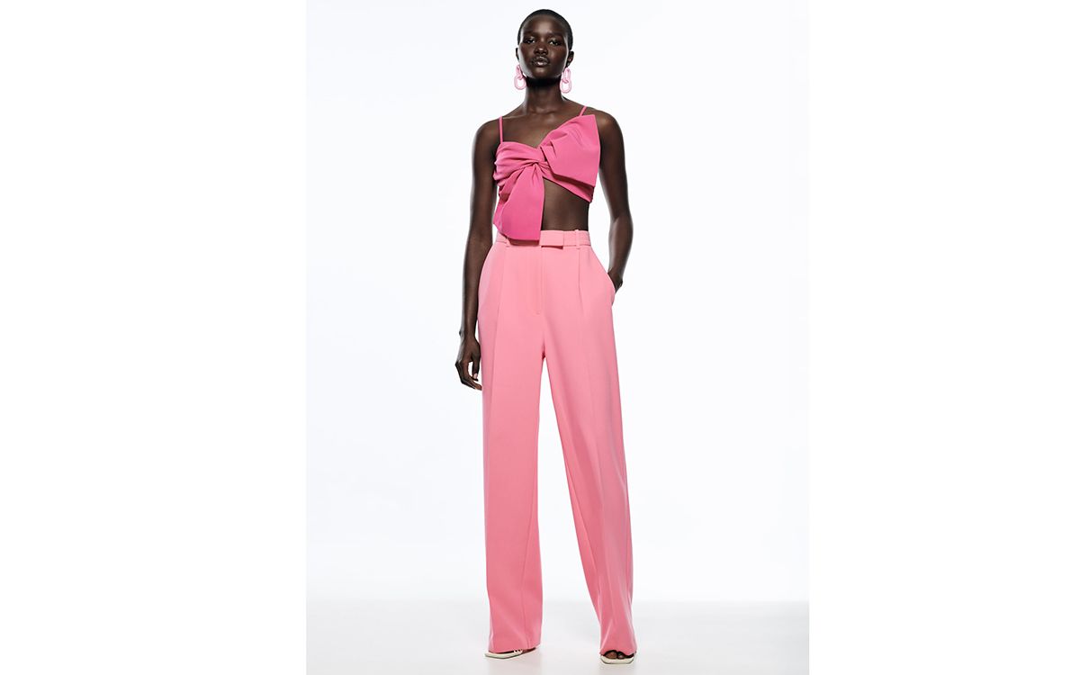 Pantalón ancho en rosa, de Zara.
