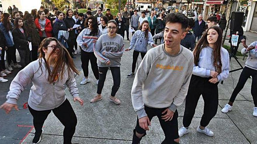 Alumnos del Agra do Orzán bailan en la plaza de As Conchiñas.