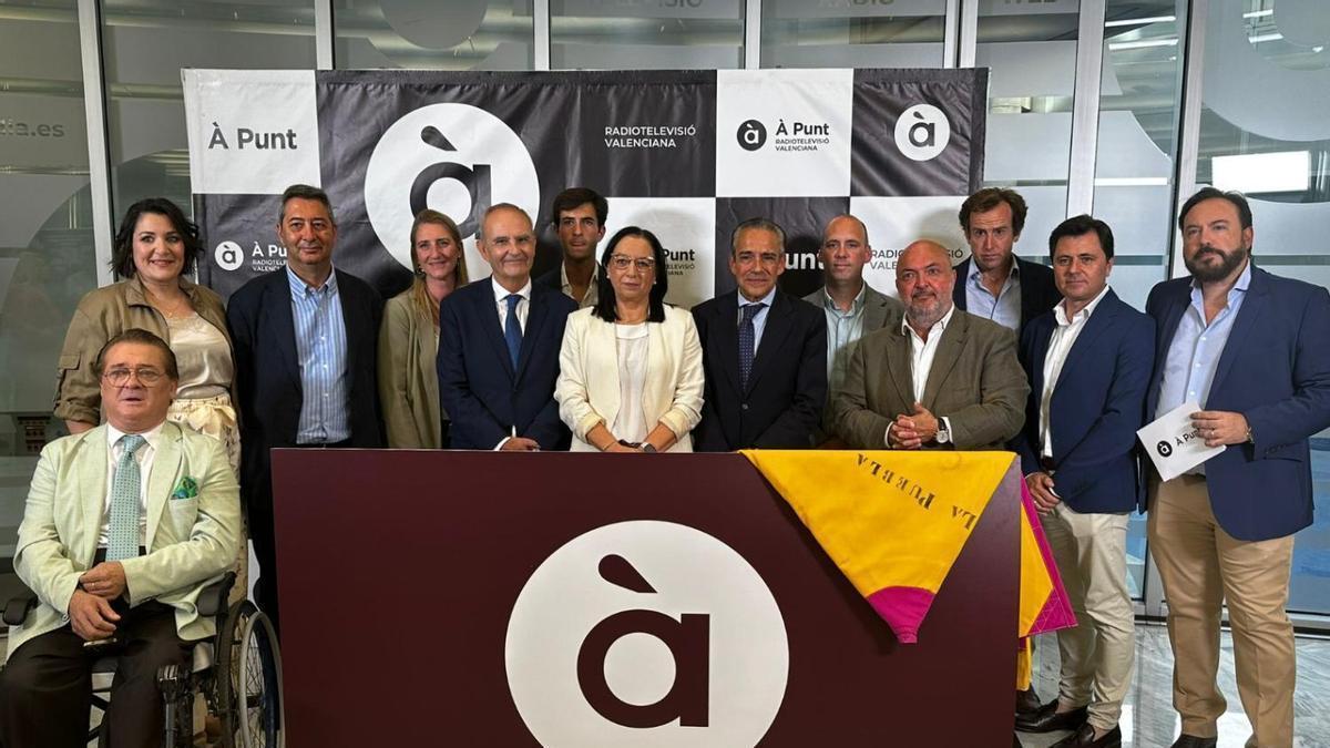 Los toreros El Soro, Vicente Barrera, Samuel Navalón y Román con representantes políticos y periodistas.