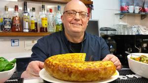 José Expósito, con una de sus tortillas, en la barra del Bar APZ.