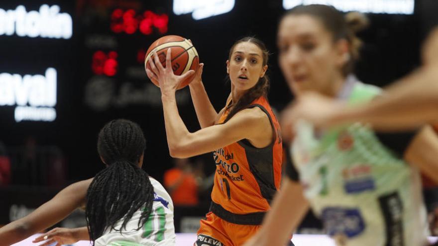 Tamara Abalde, en el partido ante el Quesos El Pastor disputado en La Fonteta.