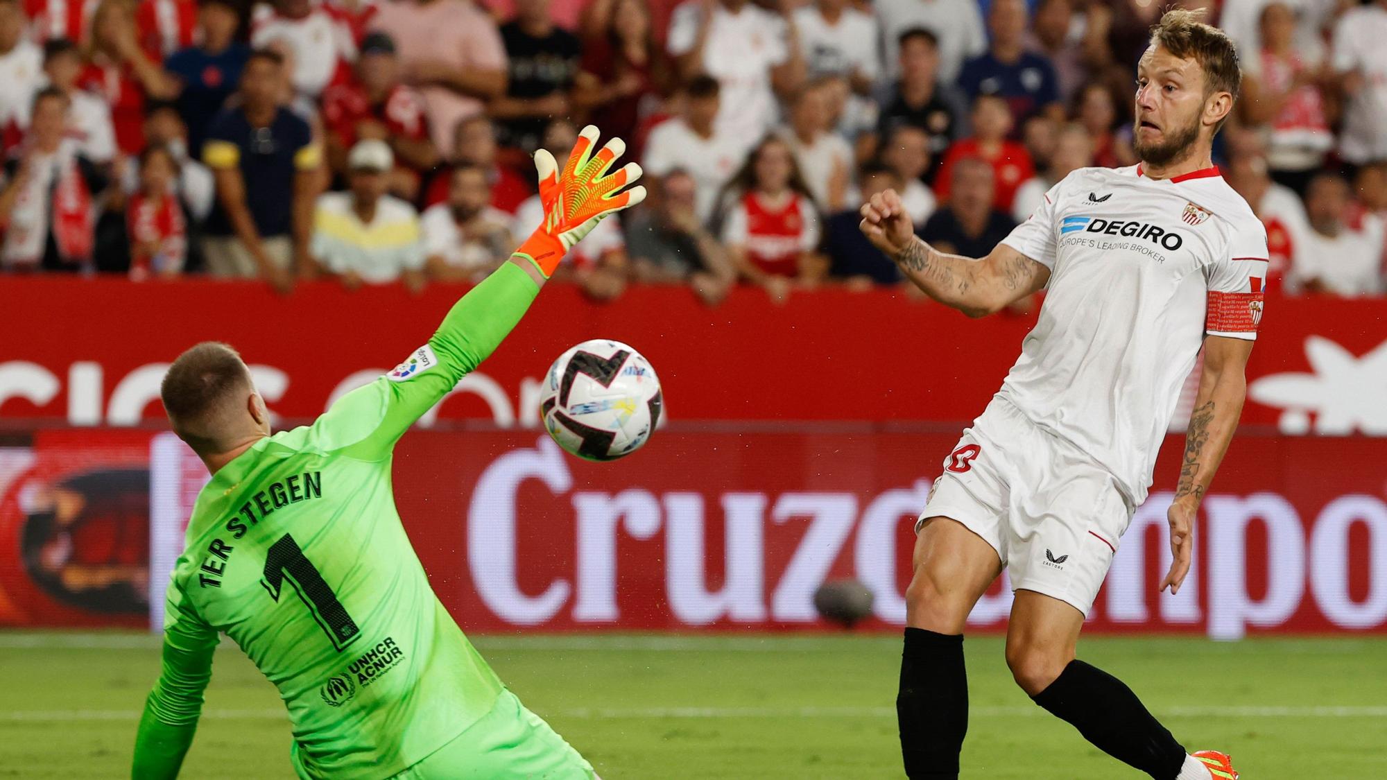 Ter Stegen desvía una peligrosa ocasión de Rakitic en el Sevilla-Barça del Sánchez Pizjuán.