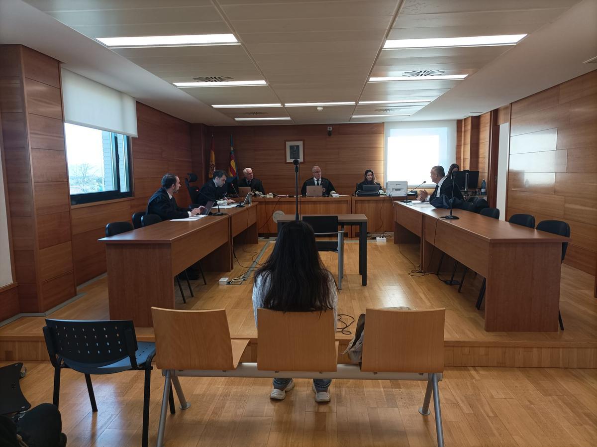 La acusada se ha sentado este lunes en el banquillo de la Audiencia Provincial de Castellón.