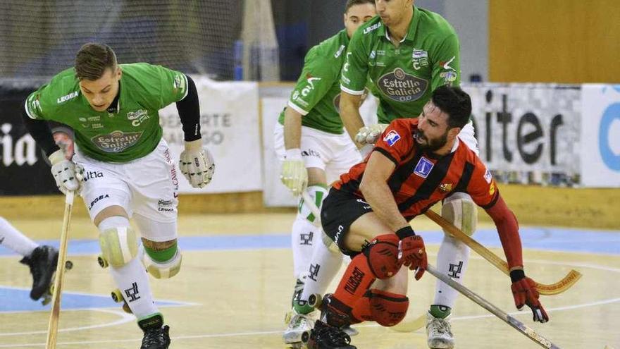 César Carballeira avanza con la bola con Marc Torra al lado, que cae ante Carlo di Benedetto.