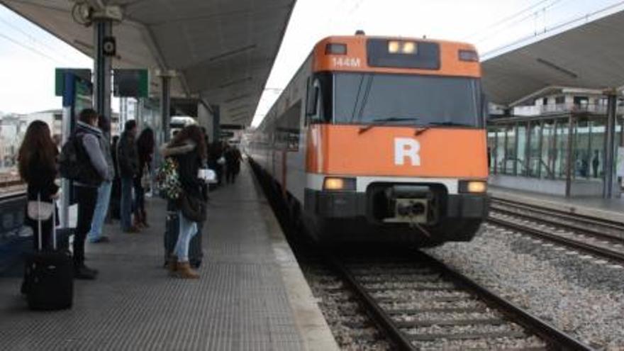 Un tren arriba a l&#039;Estació de Girona