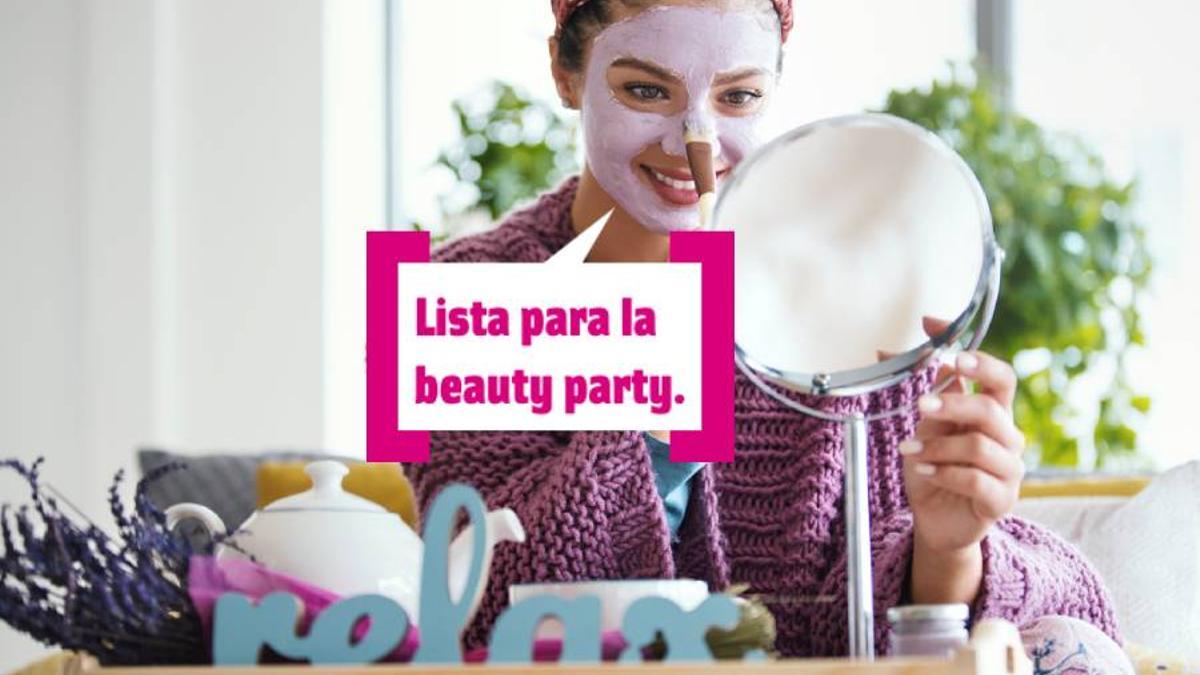 Chica aplicándose mascarilla facial