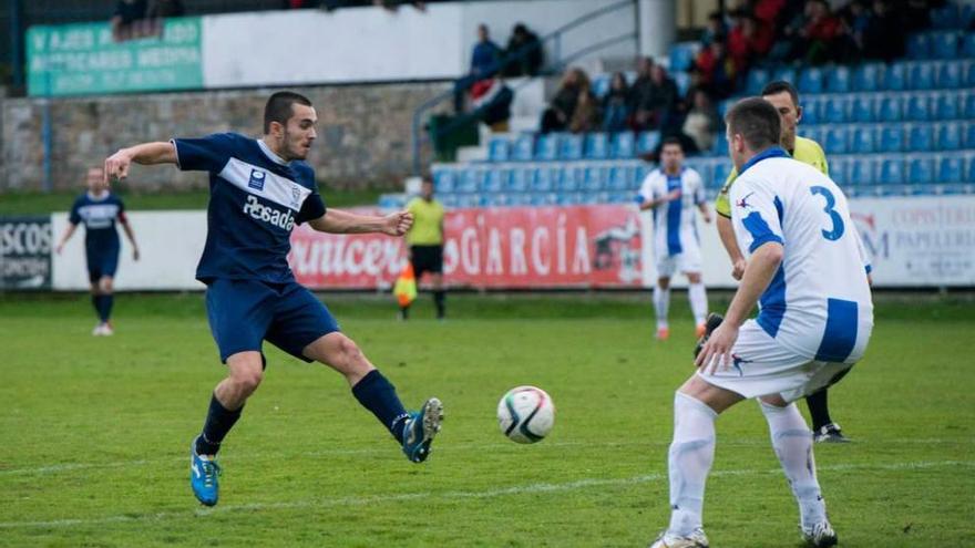 Capelete trata de controlar un balón ante Hugo Ojeda, del Lugones.