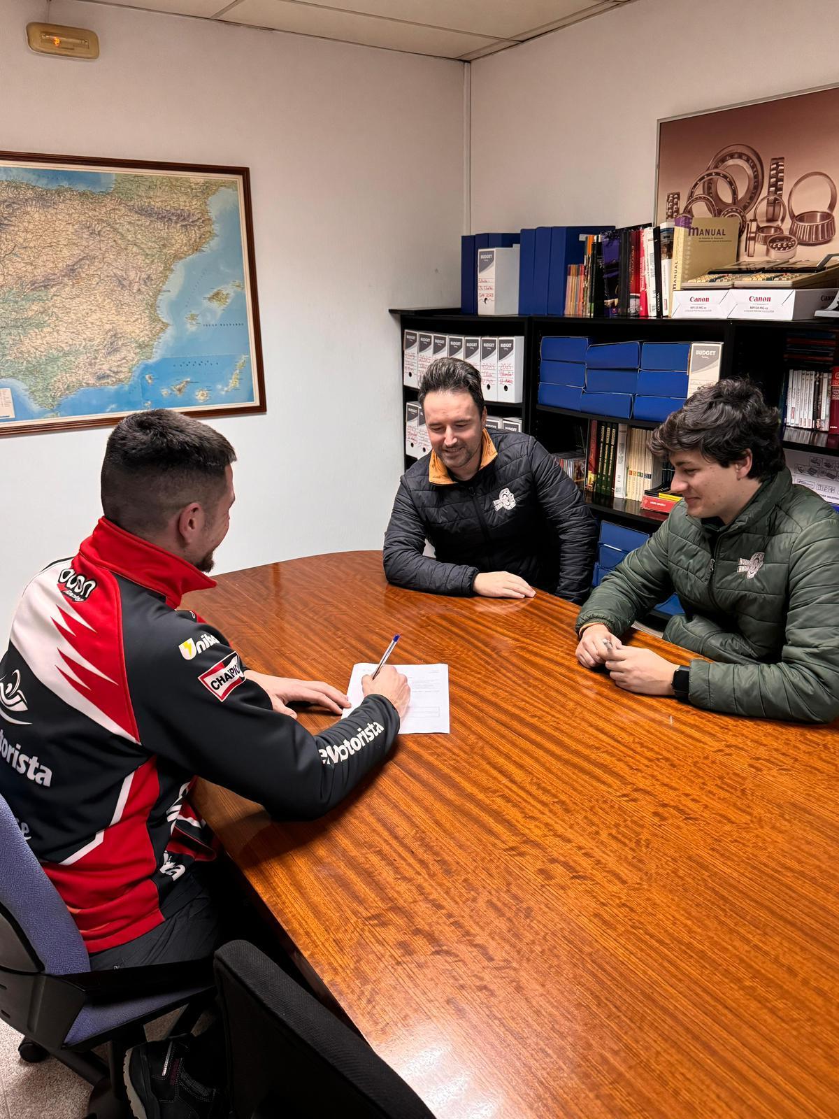 Antonio Calvo en la firma de patrocinio con Rodamientos Andalucía.