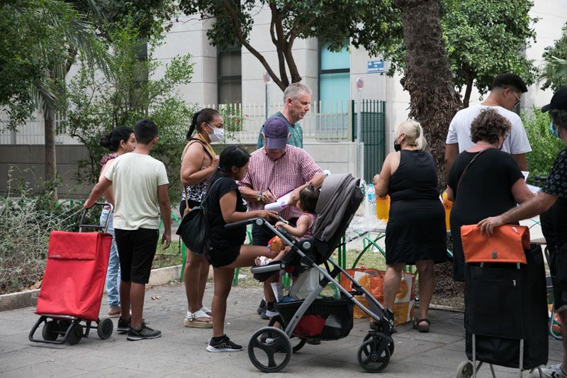 La crisis energética y la inflación llenan las colas del hambre de València